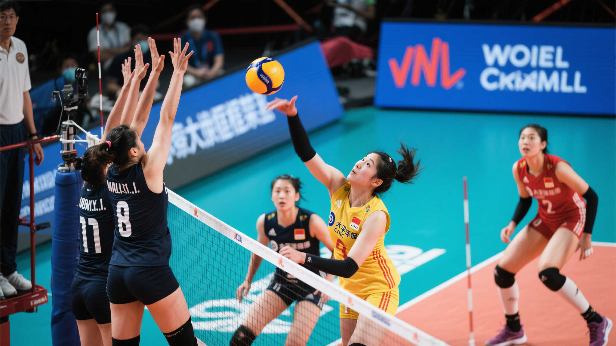 女排惜败意大利0-3!董禹含唐欣表现抢眼,庄宇珊王媛媛状态低迷,防吊球成关键短板 值得一提的是,本次遭遇的大比分惜败还暴露出了我国在